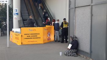 45-letni nożownik z dworca w Poznaniu usłyszał zarzuty. Jego wspólnika wciąż szuka policja