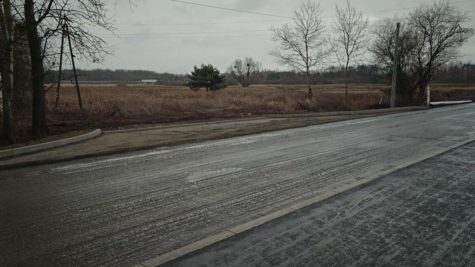 Zjazd z ulicy Bema w kierunku działek przy obwodnicy - tam powstanie nowy PSZOK