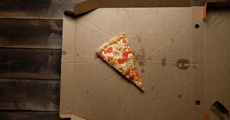 Zamówili pizzę, by uspokoić więźniów. Kuriozalna sytuacja w Szwecji