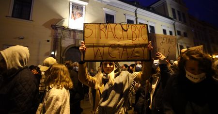Protesty po śmierci 30-letniej Izy. Tysiące osób w Krakowie. Tłumy przed kurią
