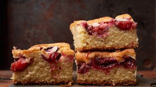Lepsze niż brownie? Blondie ze śliwkami to hit na jesienne popołudnia