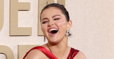 Selena Gomez pozuje TOPLESS w wannie (FOTO)