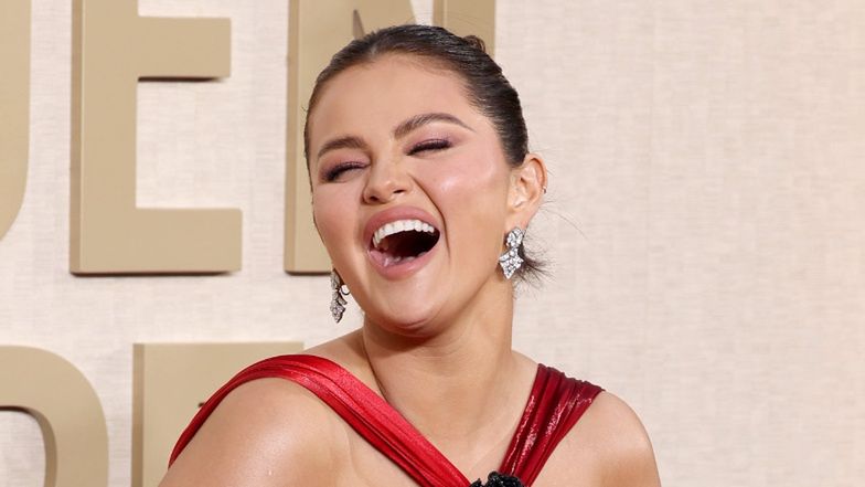 Selena Gomez pozuje TOPLESS w wannie (FOTO)