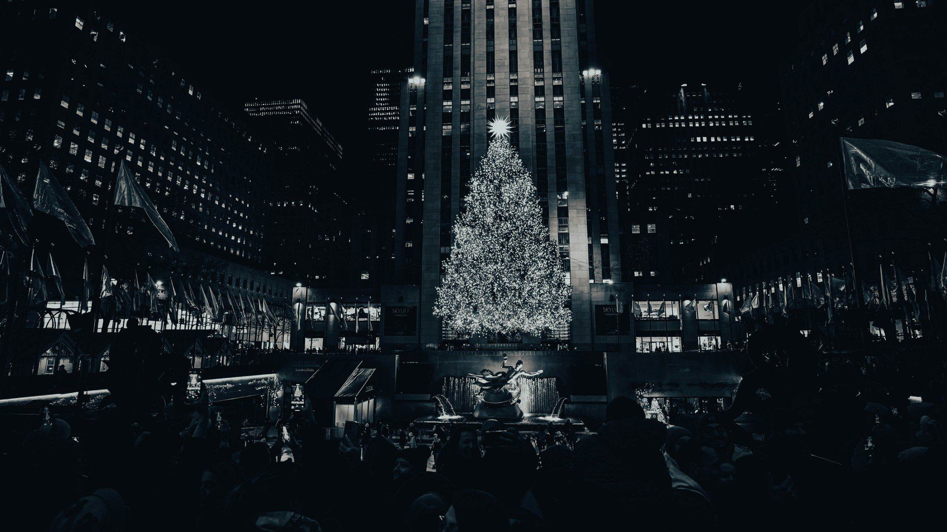 Choinka przy Rockefeller Center w Nowym Jorku to świąteczna ikona. Co roku to potężne drzewo jest starannie wybierane i dumnie prezentowane na Center Plaza.