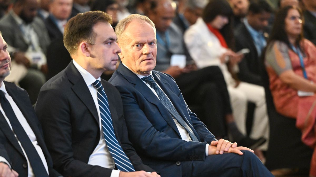 Bengaluru, Indie, 23.10.2026. Premier RP Donald Tusk (P) oraz minister finansów i gospodarki Andrzej Domański (L) podczas otwarcia seminarium biznesu polsko-indyjskiego z branży ICT i aerospace, 23 bm. w Bengaluru. Premier Tusk składa wizytę w Indiach. Głównym tematem wizyty jest współpraca gospodarcza w przemyśle obronnym, zaawansowanych technologii, sektorach kosmicznym, wydobywczym oraz stoczniowym. (mr) PAP/Radek Pietruszka