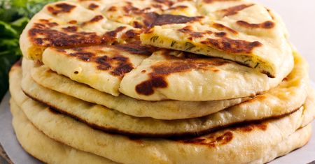 Turcy mieszają ziemniaki z serem i smażą. Te chlebki są lepsze niż pieczywo ze sklepu