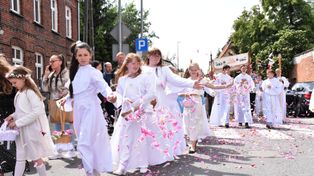 Procesja Bożego Ciała przeszła ulicami centrum Malborka. Tym razem od kościoła Matki Boskiej Nieustającej Pomocy do św. Jana Chrzciciela
