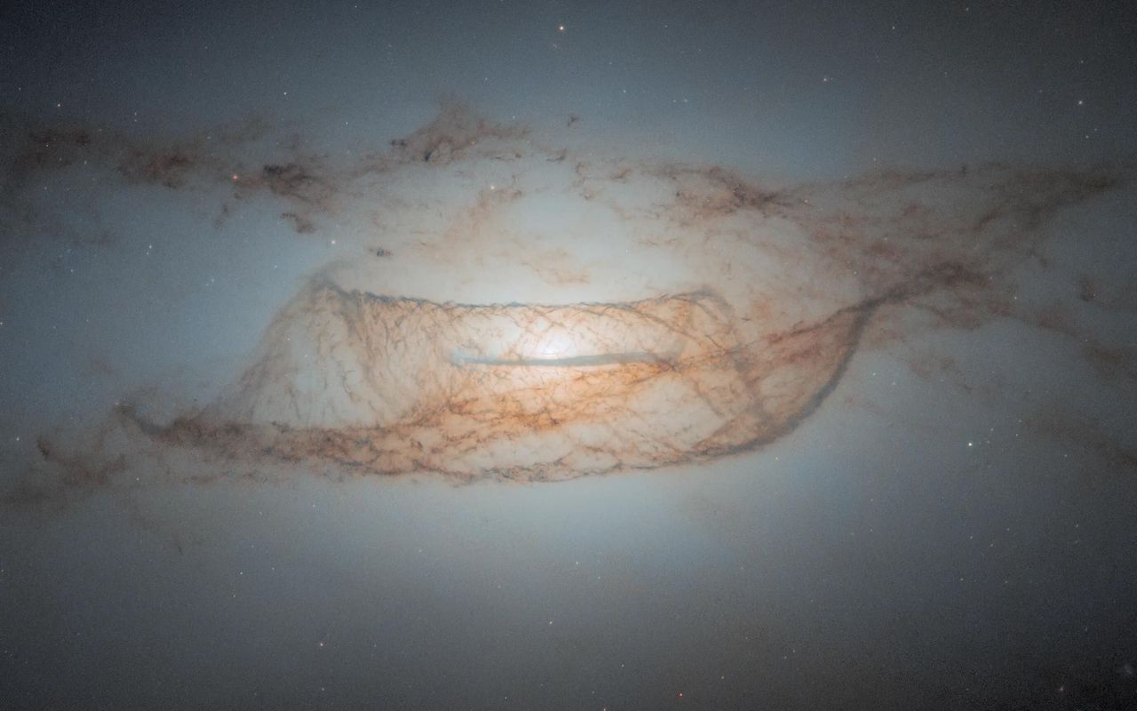 Zdjęcie galaktyki NGC 4753 wykonane przez teleskop Hubble'a