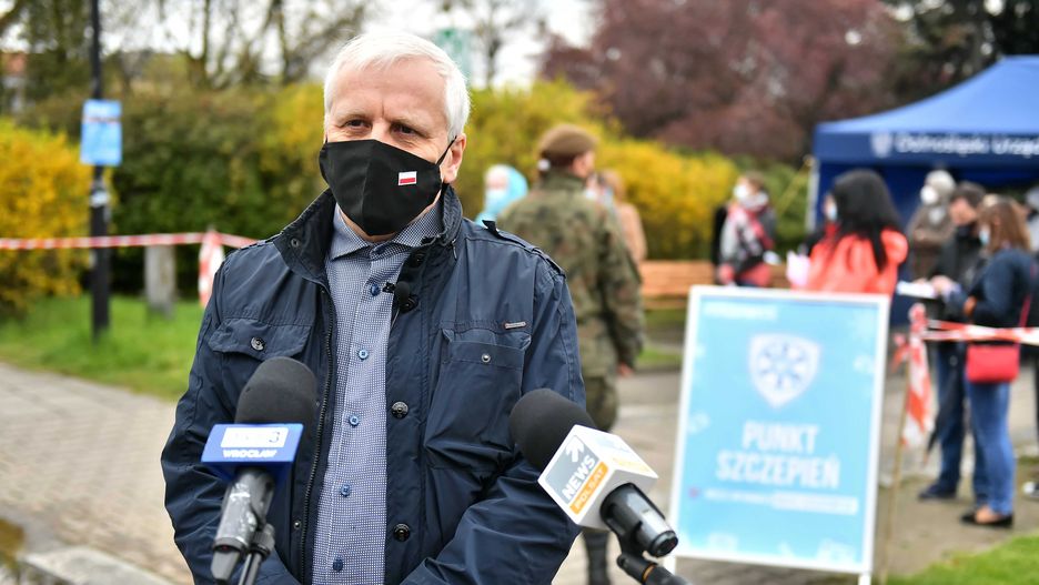 Koronawirus w Polsce. Nie będzie obowiązkowych szczepień w Wałbrzychu. Wojewoda Jarosław Obremski unieważnił uchwałę
