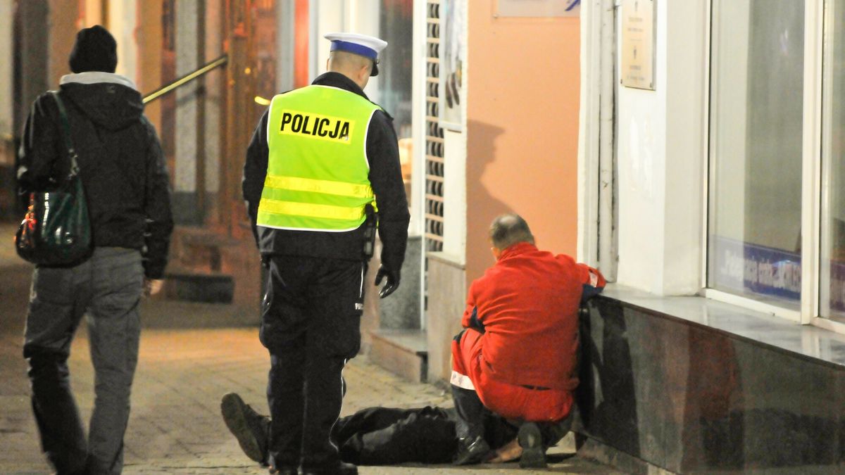 reporter8_baza
Lodz Ul. Piotrkowska Interwencja policji i sluzb ratunkowych do pijanego nieprzytomnego mezczyzny  Fot. Piotr Kamionka/REPORTER
Piotr Kamionka/REPORTER