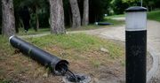 Wandale zniszczyli lampy na pilskiej Wyspie. "Bezmyślny wandalizm"