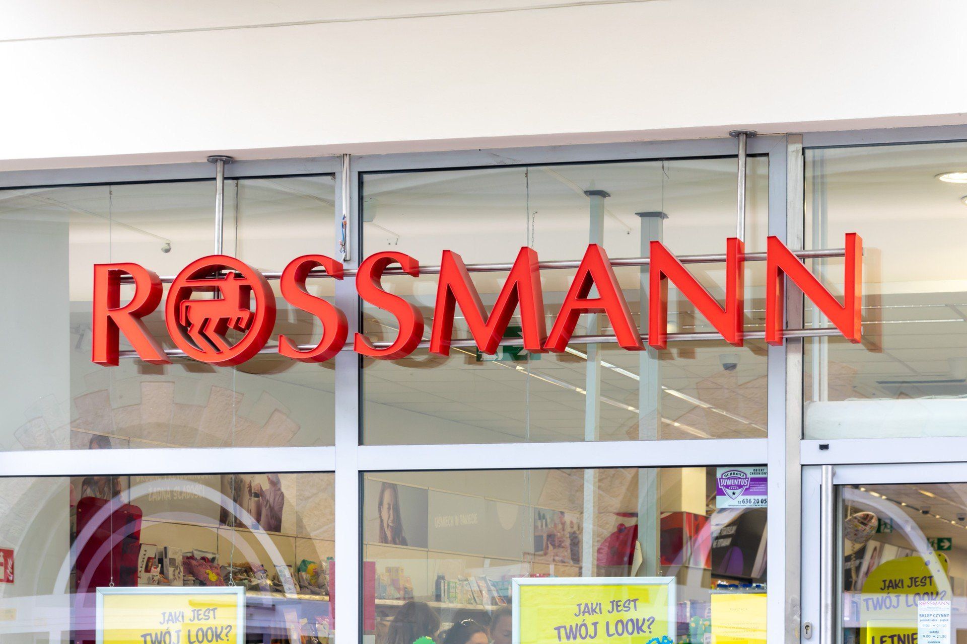 Rossmann wycofuje ze sprzedaży kolczyki.