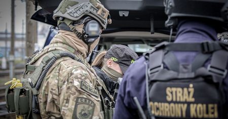 Rozbity gang okradający podróżnych w pociągach.