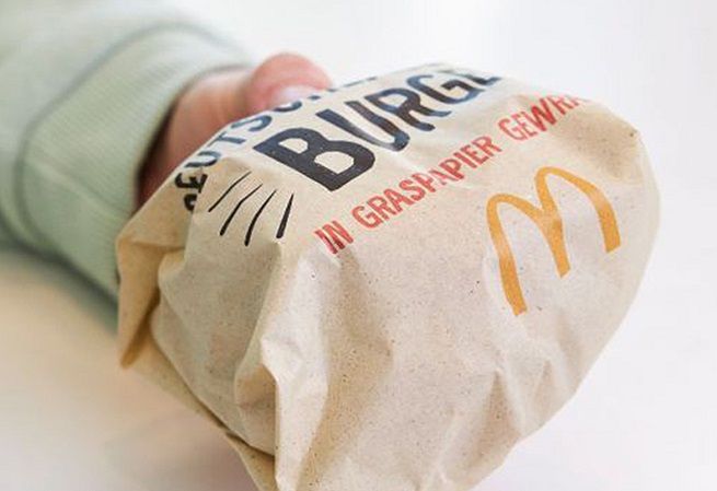 McDonald's stawia na ekologię. Sprzedaje burgery w opakowaniach z trawy