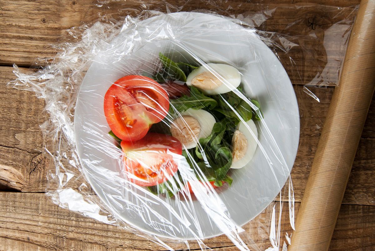 Folia spożywcza w zamrażalniku to doskonały, domowy trik. Fot. Getty Images
