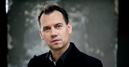 Często muszę łagodzić okrucieństwo świata, żeby czytelnik mi uwierzył