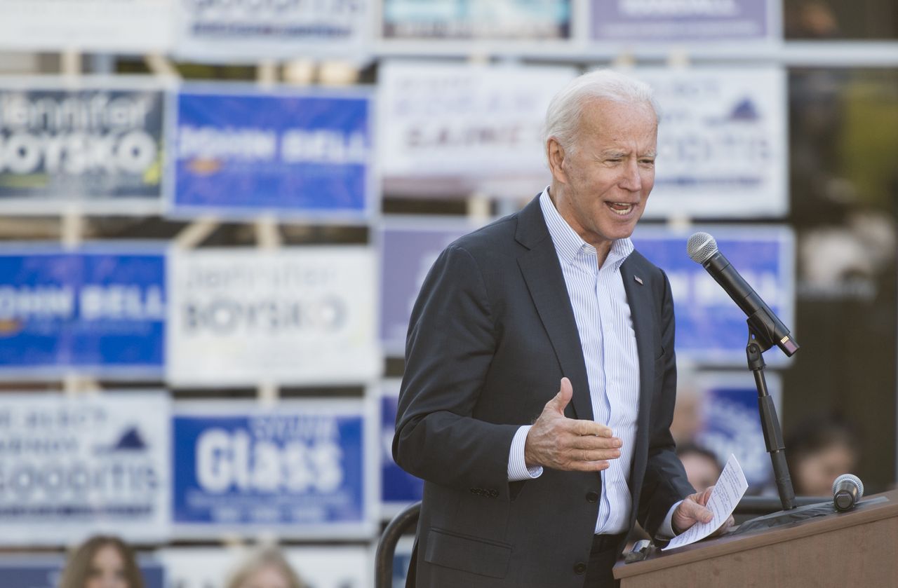 Prezydent Joe Biden jest atakowany tak samo przez skrajną prawicę jak i lewicę