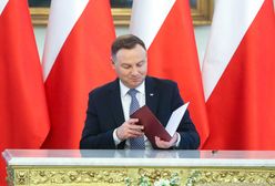 Andrzej Duda to dobry sąsiad. Tak nosi kartony sąsiadce