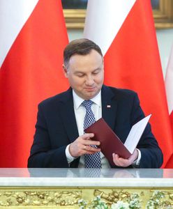 Andrzej Duda to dobry sąsiad. Tak nosi kartony sąsiadce