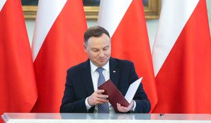 Andrzej Duda to dobry sąsiad. Tak nosi kartony sąsiadce