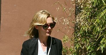 Kirsten Dunst z siatami pełnymi zakupów