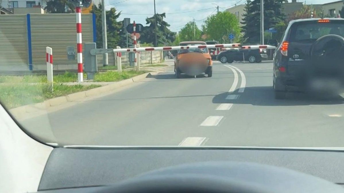 Fiat 126p utknął między szlabanami. Na pomoc ruszył świadek zdarzenia