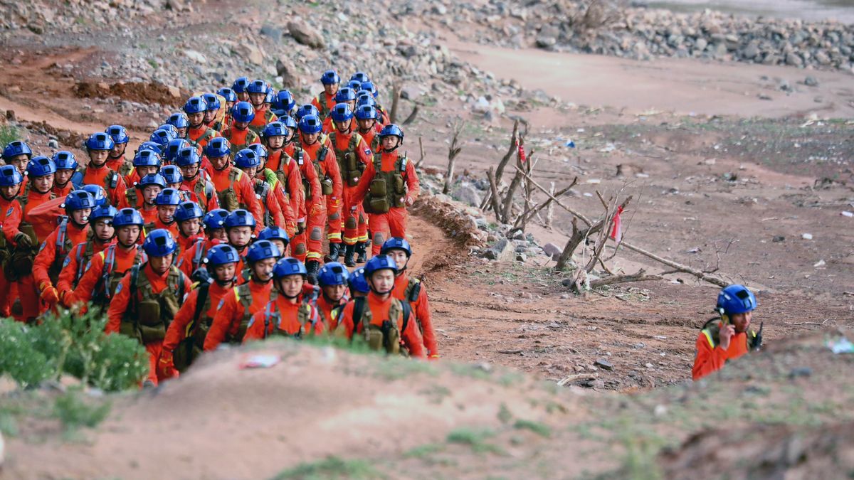 Ratownicy poszukujący biegaczy startujących w górskim ultramaratonie w Chinach