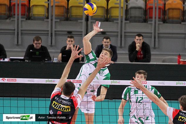 Bartosz Bednorz (w ataku) uważa, że spotkania z takimi rywalami, jak Resovia, ZAKSA i Skra Bełchatów, wyjdą tylko z korzyścią dla jego zespołu