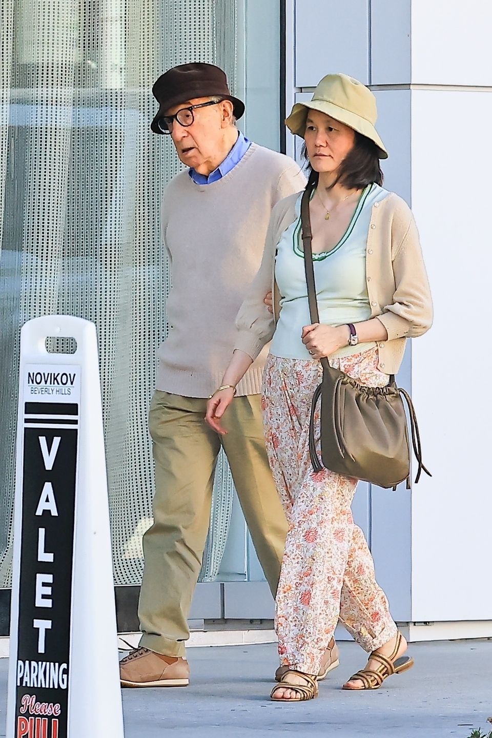 Woody Allen zmierza z żoną Soon-Yi do restauracji