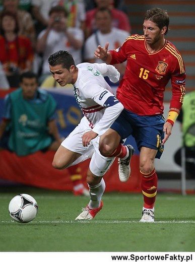 Sergio Ramos w walce z Cristiano Ronaldo