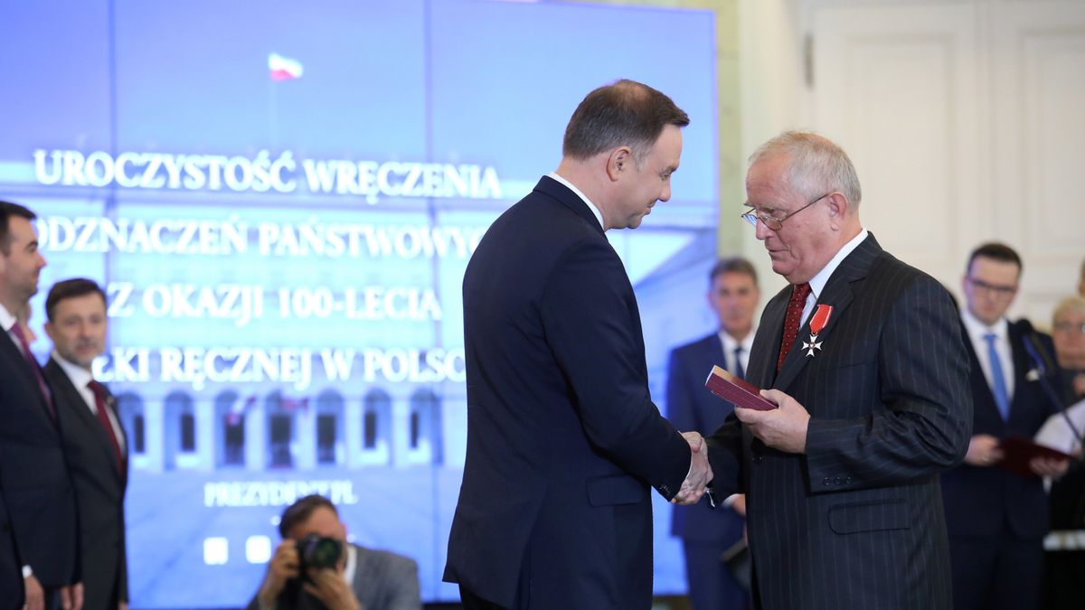 prezydent Andrzej Duda odznaczający Piotra Bogdajewicza