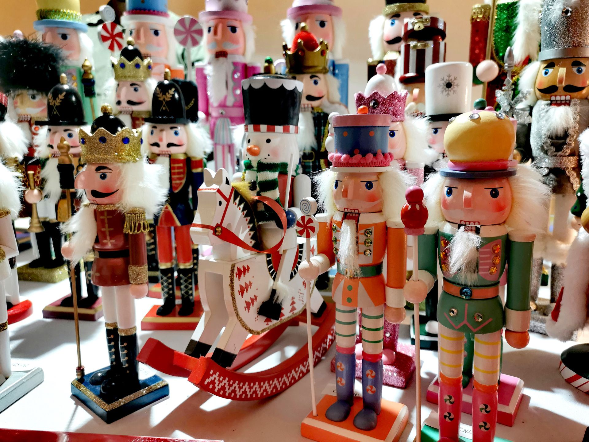 Laura i Łukasz sami zaprojektowali figurki dziadków do orzechów