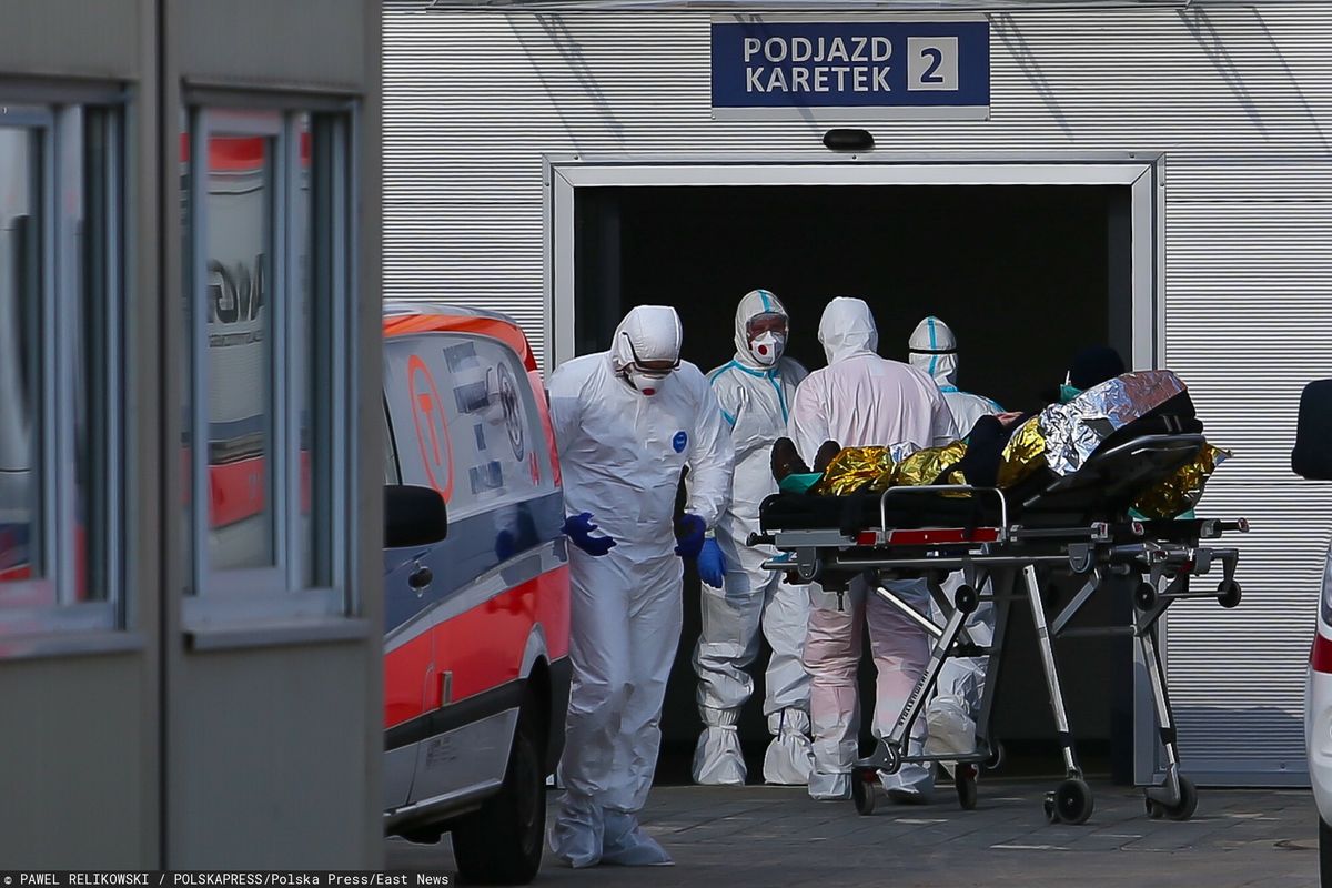 Dyrektor szpitala w Krakowie: "Pacjenci trafiają do nas w ciężkim stanie, prawie wszyscy z COVID-19 potrzebuje tlenu"