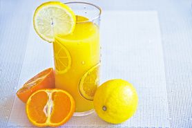 Napój owocowy (zawiera mniej niż 3% owoców) z witaminą C