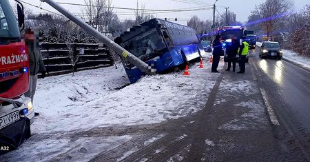 Autobus miejski uderzył w słup. Kierowca uniknął zderzenia