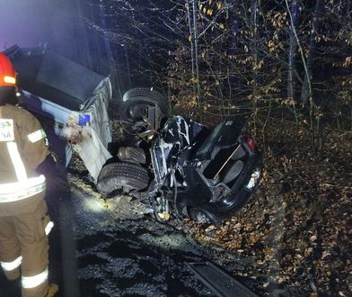 Przyczepa z węglem uderzyła w auto osobowe. Trzy osoby nie żyją