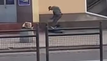 Kopał po głowie. Wstrząsające nagranie obiega sieć. To bezdomni