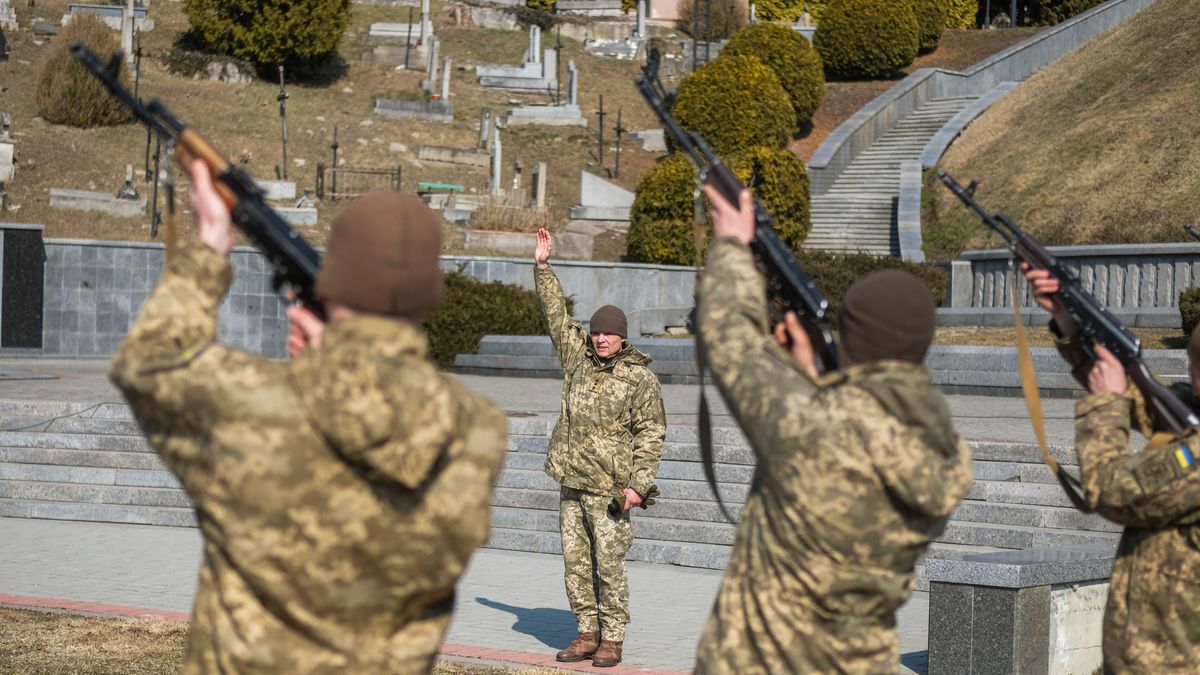 LVIV, UKRAINE - 2021/03/15: Ukrainian soldiers practice for the 21 gun salute for the burial of the four Ukrainian soldiers killed in an airstrike on a military base in Yavariv near the polish border. Mourners gathered in Lychakivske cemetery in Lviv, for the burial of four Ukrainian soldiers; Oleh Yaschyshyn, Sergiy Melnyk, Rostyslav Romanchuk, and Kyrylo Vyshyvany who were killed by a Russian airstrike on the International Center for Peacekeeping and Security, a military base in Yavoriv near the Polish border earlier in the week. (Photo by Matthew Hatcher/SOPA Images/LightRocket via Getty Images)