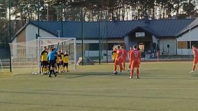 Niecodzienna scena w Klasie B. Sędzia nagle odgwizdał rzut wolny. "Gramy, nie pijemy!"