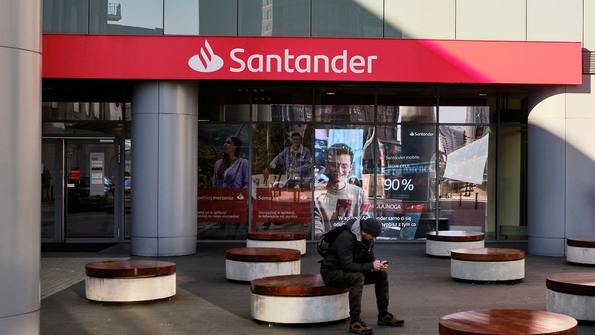 A Banco Santander SA bank branch in Warsaw, Poland, on Monday, Feb. 28, 2022. Polands prime minister warned that Russia may attempt to block the more than 300-mile border it shares with Ukraine, where tens of thousands of people have been fleeing the war. Photographer: Bartek Sadowski/Bloomberg via Getty Images