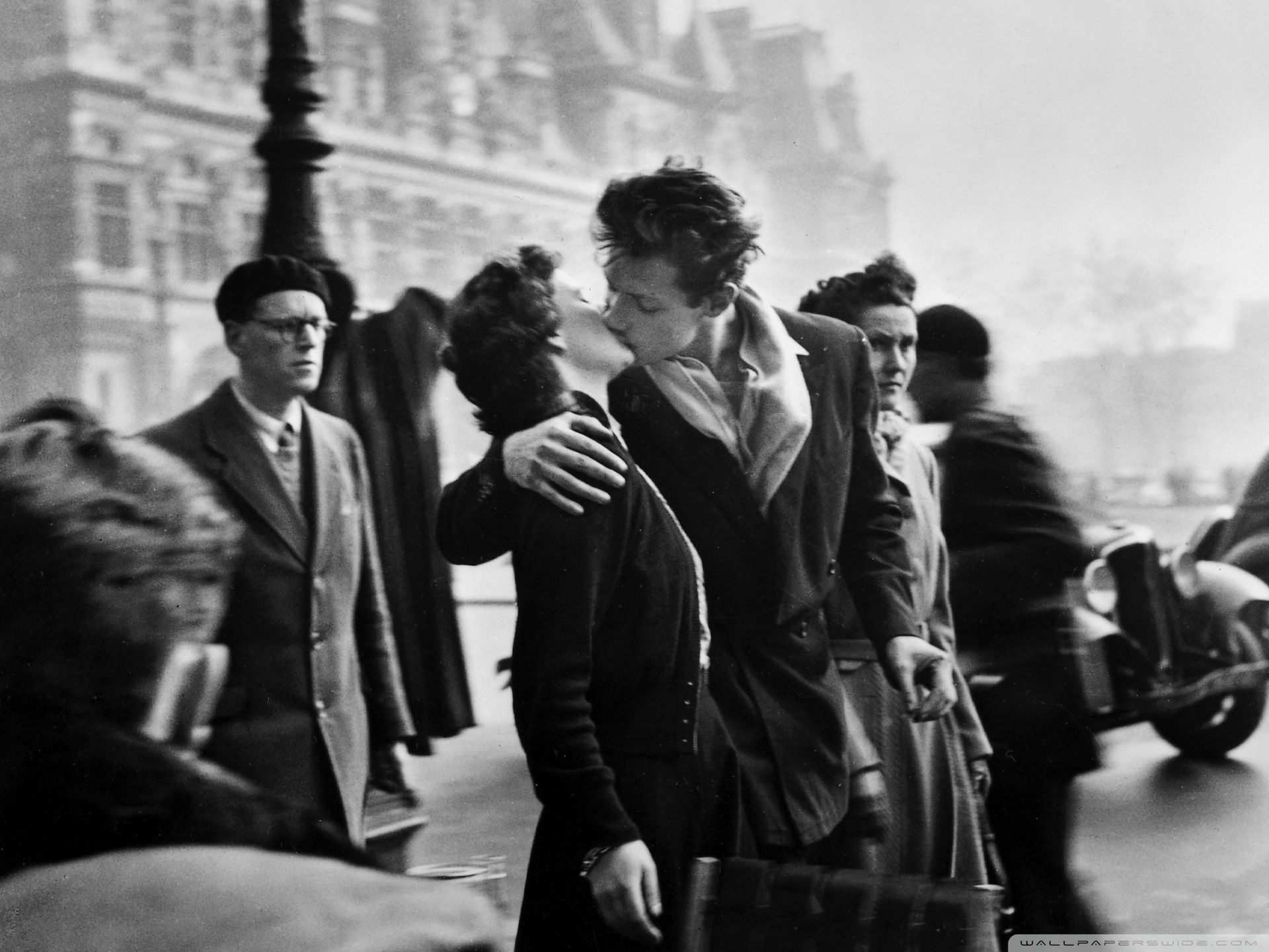 Najbardziej znane zdjęcie ”uliczne” Roberta Doisneau zostało ustawione 1