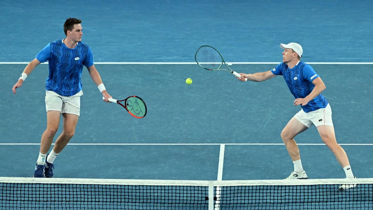 PAP/EPA / James Ross / Na zdjęciu: Harri Heliovaara (z prawej) i Henry Patten