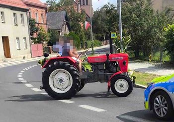 Prochowice: Dla zabawy woził dzieci ciągnikiem na dożynkach, a ma sądowy zakaz prowadzenia