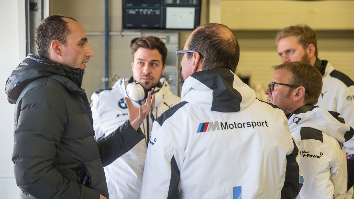 Zdjęcie okładkowe artykułu: Materiały prasowe / BMW / Na zdjęciu: Robert Kubica w rozmowie inżynierami