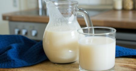 Zapomnieliśmy, jaka jest zdrowa. Poprawia pracę jelit i ma mniej kalorii niż jogurt naturalny