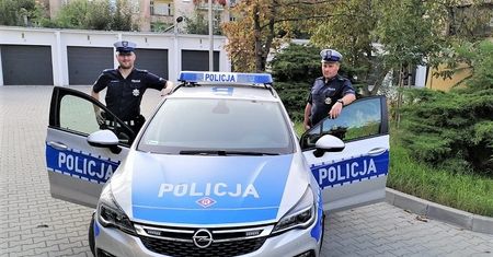 Wrocław. Tonąca kobieta wyciągnięta z Odry. Policjanci bez namysłu wskoczyli do rzeki