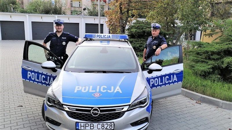 Wrocław. Tonąca kobieta wyciągnięta z Odry. Policjanci bez namysłu wskoczyli do rzeki