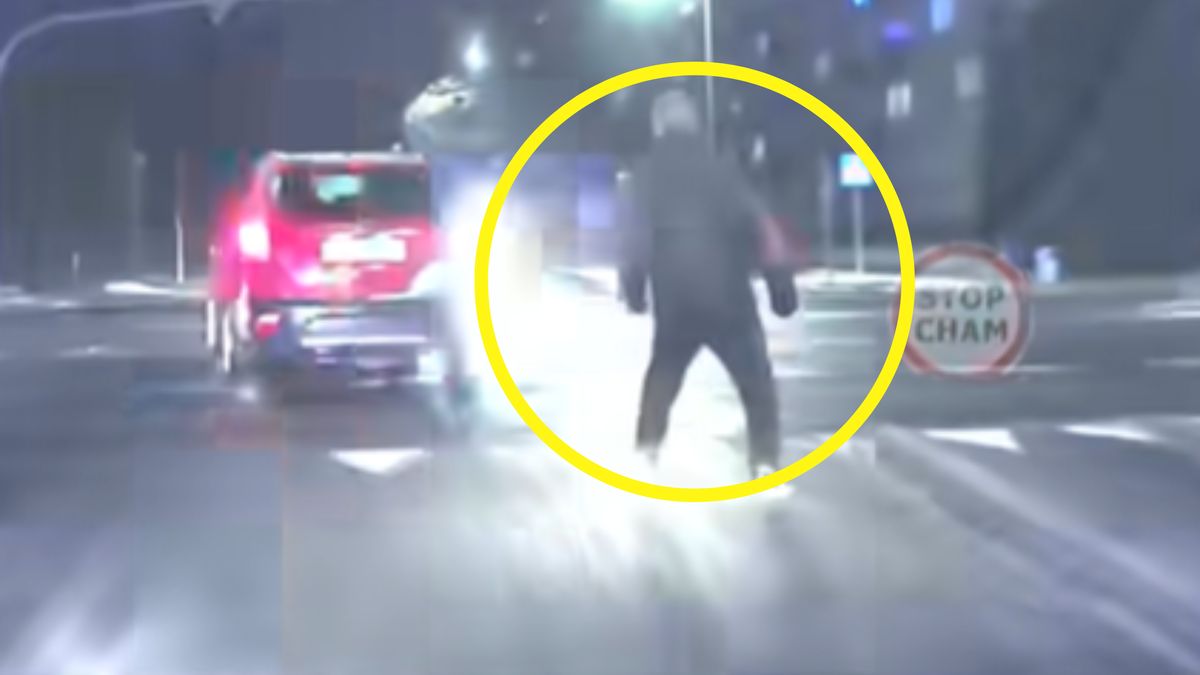 Pieszy ruszył za autem.