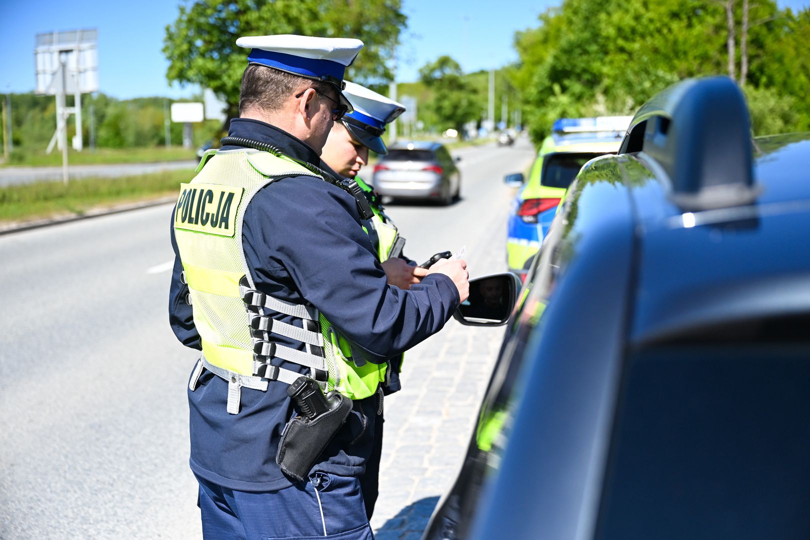 Koszalin, 20.05.2025. Policyjna kontrola na ulicy Gdańskiej w Koszalinie, 20 bm. W godzinach przedpołudniowych doprowadzony do budynku koszalińskiej Prokuratury Rejonowej w celu przesłuchania 28-latek uciekł pilnującym go policjantom przez znajdujące się w toalecie okno. W mieście trwa obława za zbiegiem. (pk/amb) PAP/Piotr Kowala