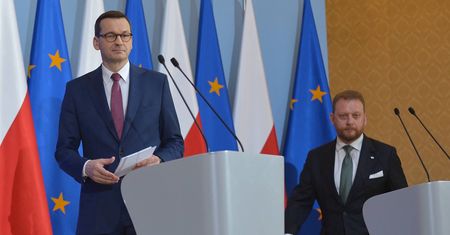Koronawirus w Polsce. Premier Mateusz Morawiecki ostro o opozycji. "Nie słuchajcie brzęczących much"